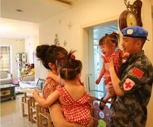 Daughters cry as dad heads abroad for peacekeeping
