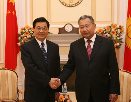 Chinese President Hu Jintao (L) shakes hands with Kyrgyzstan's President Kurmanbek Bakiyev in Bishkek August 14, 2007. Chinese President Hu Jintao arrived in Bishkek Tuesday for a state visit and a Shanghai Cooperation Organization (SCO) summit, Xinhua News Agency reported.[Xinhua]