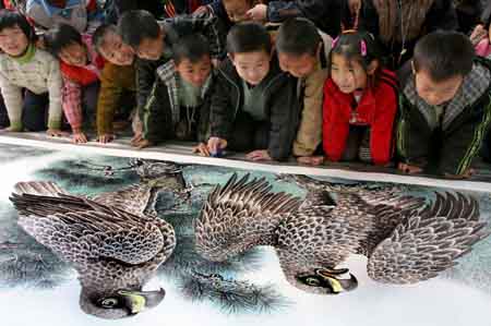 Children view the traditional Chinese painting of one hundred eagles in Xindian village of Yongji city, north China's Shanxi province, Nov. 6, 2007. Peasant Shang Yingang displayed his Chinese painting of one hundred eagles on Tuesday. It took him six years to finish the 48-meter-long painting.