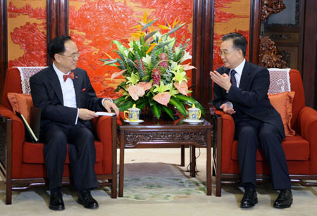 Chinese Premier Wen Jiabao meets with Chief Executive Donald Tsang of Hong Kong Special Administrative Region (HKSAR) in Beijing, Nov. 23, 2007.(Xinhua Photo/Rao Aimin)