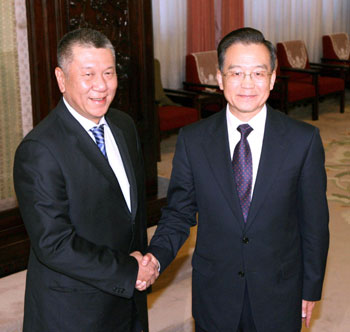 Chinese Premier Wen Jiabao (R) meets with Edmund Ho Hau Wah, chief executive of the Macao Special Administrative Region (MSAR), in Beijing, Nov. 23, 2007. (Xinhua Photo/Rao Aimin)