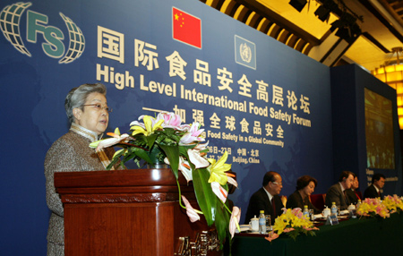 Chinese Vice Premier Wu Yi delivers a speech at the High Level International Food Safety Forum in Beijing Nov. 26, 2007. The forum opened in Beijing on Monday. (Xinhua Photo)