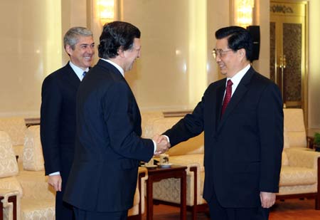Chinese President Hu Jintao (R) meets with European Commission President Jose Manuel Durao Barroso (C) and Prime Minister of Portugal Jose Socrates, whose country currently holds the European Union (EU) rotating presidency, in Beijing, capital of China, Nov. 28, 2007. 