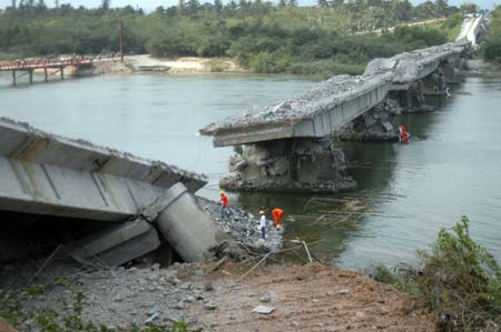 Photo taken on Nov. 30, 2007 shows the demolished Jiaji Bridge across the Wanquan River in Qionghai, south China's Hainan Province. The bridge, which was built in 1953, was dynamited on Nov. 30. A new bridge will be built on the site of the demolished Jiaji Bridge, one of the earliest in the province. (Xinhua/Meng Zhongde)