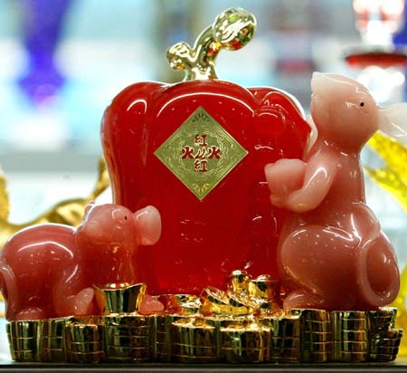 Photo taken on Nov. 30, 2007 shows ornaments in the shape of rat in Suzhou, east China&apos;s Jiangsu Province. As the Year of Rat according to the Chinese lunar calendar will begin on Feb. 7, 2008, ornaments in the shape of rat have become popular. (Xinhua/Hang Xingwei)