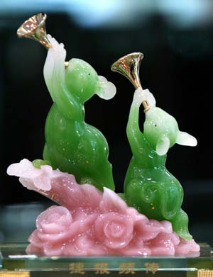 Photo taken on Nov. 30, 2007 shows ornaments in the shape of rat in Suzhou, east China's Jiangsu Province. As the Year of Rat according to the Chinese lunar calendar will begin on Feb. 7, 2008, ornaments in the shape of rat have become popular. (Xinhua/Hang Xingwei)