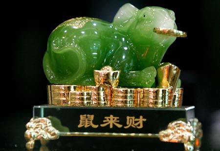 Photo taken on Nov. 30, 2007 shows ornaments in the shape of rat in Suzhou, east China's Jiangsu Province. As the Year of Rat according to the Chinese lunar calendar will begin on Feb. 7, 2008, ornaments in the shape of rat have become popular. (Xinhua/Hang Xingwei)