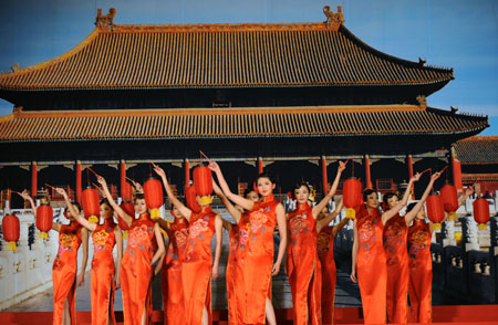 Models dressed in traditional Chinese cheong-sam perform a dance during the celebration of the 98th anniversary of International Women's Day in the Great Hall of the People in Beijing, March 7, 2008. Nearly 1,500 people from home and abroad gathered here to celebrate the event that falls on March 8 each year. [Xinhua]