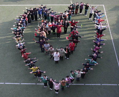 Pupils and their mothers form the shape of a heart ahead of International Women's Day during a photo opportunity at a primary school in Nanjing, East China's Jiangsu province March 7, 2008. International Women's Day will be celebrated on March 8. [Agencies]