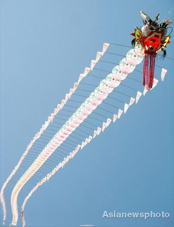 A kite featuring Chinese dragon flies in the sky in Hankou, Central China's Hubei province, March 23, 2008. A kite flying contest with the theme of Beijing Olympics was held there. [Asianewsphoto]