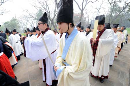 James Kong (front) from Britain, the 79th-generation descendant of Confucius, attends a memorial ceremony for Confucius at the Confucius Tomb in Qufu, ancestral home of Confucius, in east China's Shandong Province, March 30, 2008.