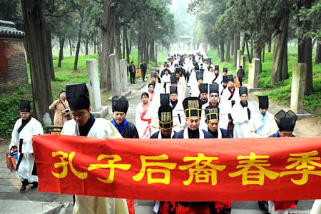 Totaling over 130 descendants of Confucius from across the world hold a memorial ceremony for Confucius at the Confucius Tomb in Qufu, ancestral home of Confucius, in east China's Shandong Province, March 30, 2008.