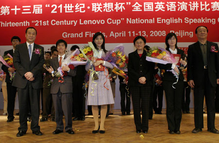 Zhu Ling (left), editor-in-chief of China Daily, Beijing Foreign Studies University student and top prize-winner Zhao Xinyan (third from left) and Wu Qidi (fourth from left), vice-minister of education, and Jiao Xiaoyu (right), executive vice-president of the Beijing Organizing Committee of the Olympic Games, attend the award ceremony of the 13th '21st Century Lenovo Cup' National English Speaking Contest yesterday in Beijing. [China Daily]