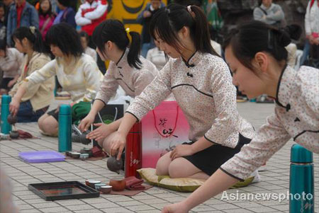 Tea enthusiasts hold a tea pary in Wushan Square of Hangzhou, East China's Zhejiang Province, April 14, 2008. More than 60 tea lovers attended the event to make tea-drinking friends, a custom becoming more popular in countries like China, Japan, South Korea, Britain and the US. [Asianewsphoto]