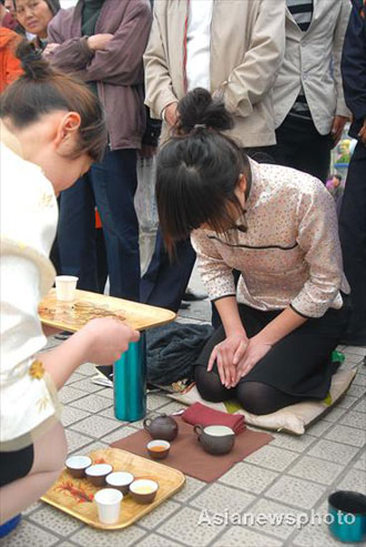 Tea enthusiasts hold a tea party in Wushan Square of Hangzhou, East China's Zhejiang Province, April 14, 2008. More than 60 participants brought their own teas to invite others to sample, a custom becoming more popular in countries like China, Japan, South Korea, Britain and the US. [Asianewsphoto]