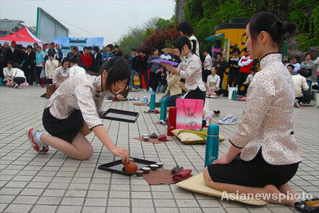 Tea enthusiasts hold a tea party in Wushan Square of Hangzhou, East China's Zhejiang Province, April 14, 2008. More than 60 participants brought their own teas to invite others to sample, a custom becoming more popular in countries like China, Japan, South Korea, Britain and the US. [Asianewsphoto]