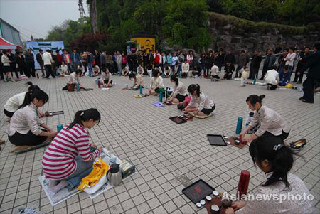 Tea enthusiasts hold a tea party in Wushan Square of Hangzhou, East China's Zhejiang Province, April 14, 2008. More than 60 participants brought their own teas to invite others to sample, a custom becoming more popular in countries like China, Japan, South Korea, Britain and the US. [Asianewsphoto]