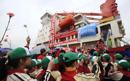 Pupils welcome the expedition team upon their arrival in Shanghai, east China, April 15, 2008.