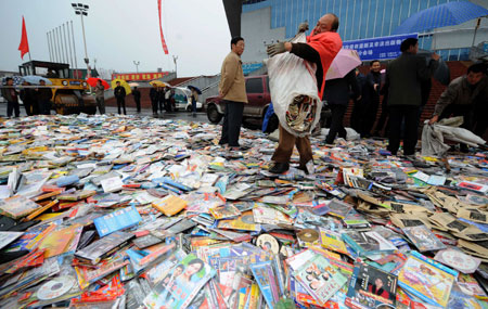 Pirated disks and illicit publications are destroyed in Taiyuan, capital of North China's Shanxi Province, April 19, 2008. [Xinhua]