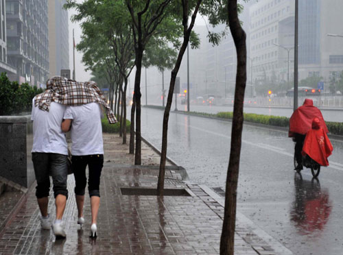 Heavy rain pours in Beijing