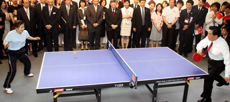 Chinese President Hu Jintao (Front R) plays table tennis with Japanese table tennis player Ai Fukuhara (Front L) during the opening ceremony of the 2008 Japan-China youth friendly exchange year at the Waseda University in Tokyo, capital of Japan, May 8, 2008. (Xinhua Photo)