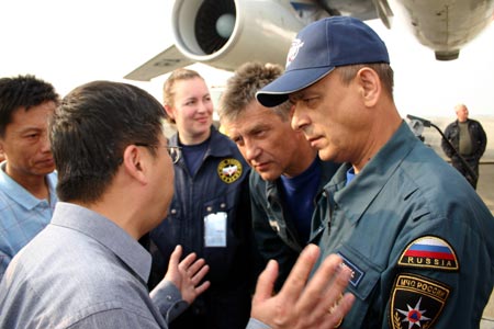 Head of Russian rescue team communicates with Chinese rescuers on information of the quake-hit region at an airport in Chengdu, capital of southwest China&apos;s Sichuan Province, May 16, 2008. Rescue teams from Russia arrived here on Friday to assist local disaster relief efforts. The first batch of 51 Russian rescuers headed for Mianzhu City soon after their arrival in Chengdu. The second group of Russian rescuers are expected to arrive in Chengdu on Saturday morning.