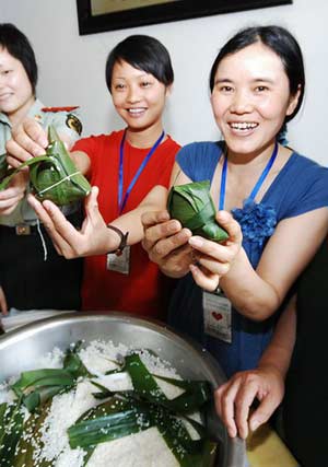 Family members of quake victims from Dujiangyan make rice dumplings in Yangzhou, east China's Jiangsu province June 4, 2008. The Dragon Boat Festival falls on June 8 this year.