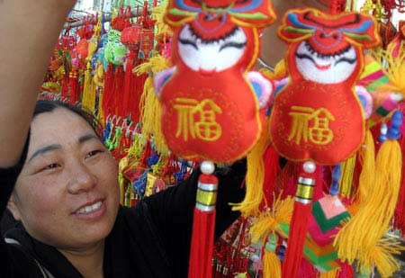 A citizen selects fragrant bags in Bozhou, eastern China's Anhui Province on Monday, June 2, 2008.