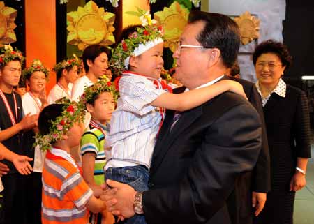 China awarded 50 youngsters Friday evening for their bravery in the rescue after the May 12 earthquake that jolted the southwestern Sichuan Province.