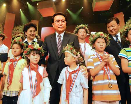 China awarded 50 youngsters Friday evening for their bravery in the rescue after the May 12 earthquake that jolted the southwestern Sichuan Province.