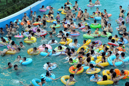 Crowd swarm swimming pool in E China