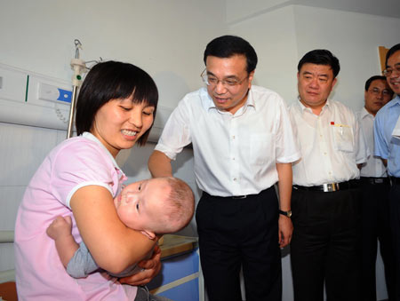 Chinese Vice Premier Li Keqiang had a full schedule on Saturday afternoon as he spent time in north Hebei Province visiting infant patients stricken by tainted milk powder, talking to doctors, dairy farmers and salesman in a local supermarket.