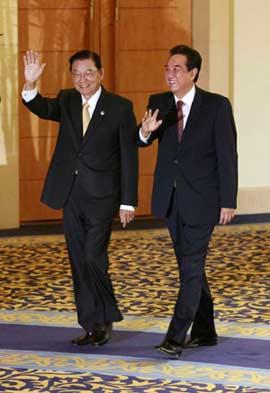 Chen Yunlin (R), chairman of the mainland's Association for Relations Across the Taiwan Strait (ARATS) and Chiang Pin-kun, chairman of the Taiwan-based Straits Exchange Foundation (SEF) walk into the aseembly hall to attend a signing ceremony in Beijing, capital of China, June 13, 2008.(Xinhua Photo)