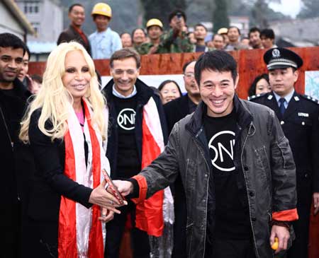  Italian designer Donatella Versace (R) and Chinese actor Jet Li prepare to play table tennis with quake-affected children at the Versace-One Foundation children center at Sanjiang, Wenchuan county, southwest China&apos;s Sichuan Province, Nov. 11, 2008. 