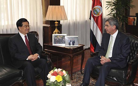 Chinese President Hu Jintao(L) meets with Costa Rican President Oscar Arias(R) in San Jose, capital of Costa Rica, Nov. 17, 2008. 