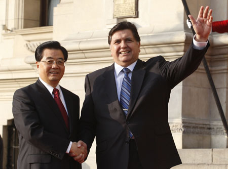 China’s Hu Jintao arrives in Lima