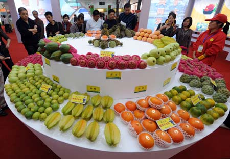 People view fruits produced in southeast China&apos;s Taiwan during the 2008 Taiwan Farm Produce Exhibition in Zhangzhou, southeast China&apos;s Fujian Province, Nov. 18, 2008. The 10th Cross-Straits Flower Exhibition and the 2008 Taiwan Farm Produce Exhibition were held here on Tuesday. (Xinhua/Jiang Kehong)