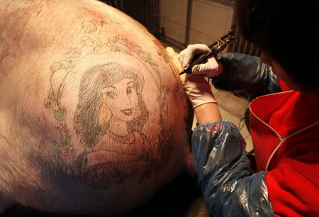 A worker tattoos a pig in the "Art 