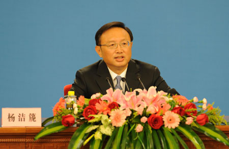 Chinese FM meets journalists on foreign policies