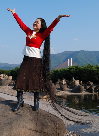 Woman keeps 2.5-meter-long hair