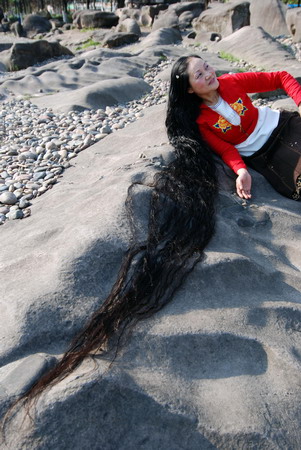 Woman keeps 2.5-meter-long hair