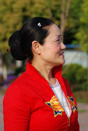 Woman keeps 2.5-meter-long hair