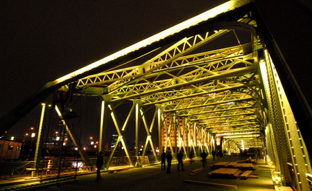'Grandma's Bridge' shines in Shanghai