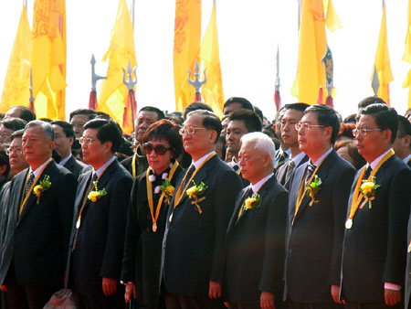 10,000 Chinese pay homage to Yellow Emperor