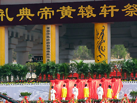 10,000 Chinese pay homage to Yellow Emperor