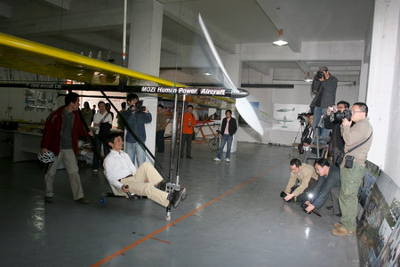 Manpowered plane takes off in Shanghai