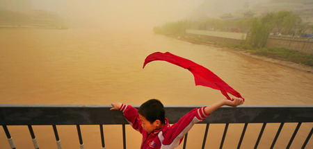 NW China sandstorm shuts airports, schools