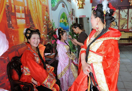 Chinese celebrate Int'l Workers' Day