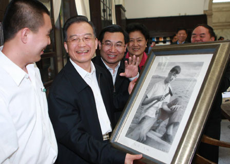 Premier inspires young Chinese ahead of Youth Day