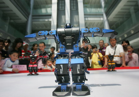 Robots dance at interactive exhibition in E China